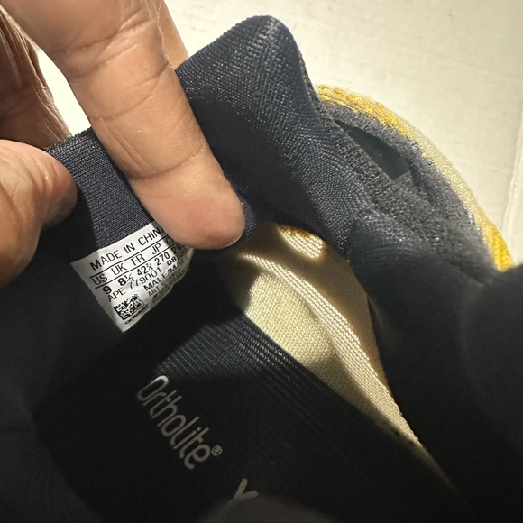 Adidas Yeezy700 V3 Safflower - Picture 6 of 9